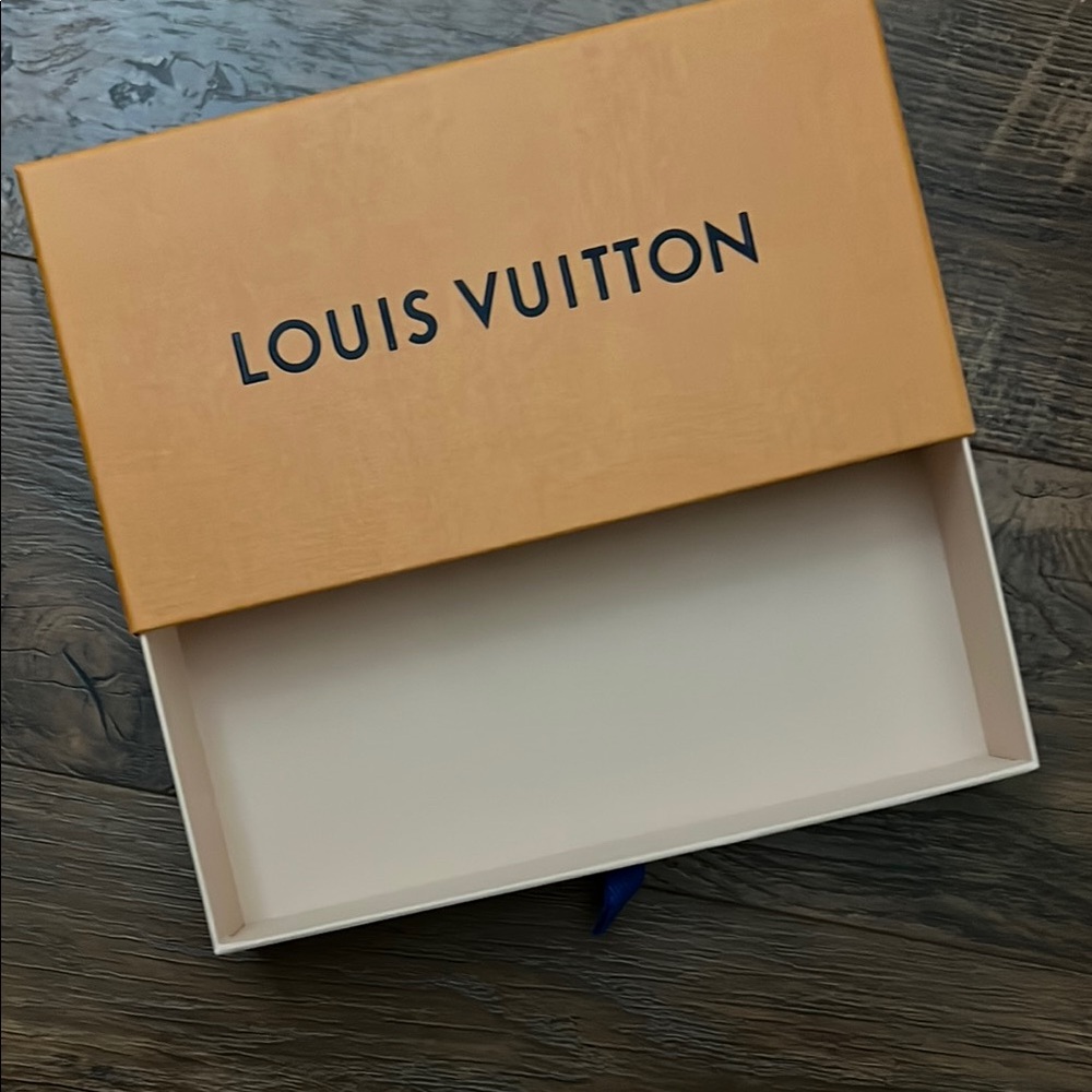 Louis Vuitton Gift Box with Blue Ribbon - Picture 5 of 5